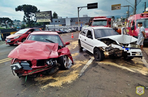 Gol e Saveiro batem de frente na Rua Brasília